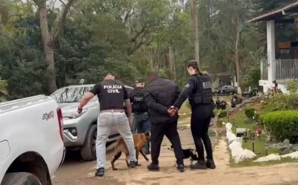 Homem é conduzido por três agentes da Polícia Civil