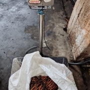 A imagem mostra fios de cobre apreendidos durante a operação. Eles estão dentro de uma sacola da cor branca e em cima de uma balança