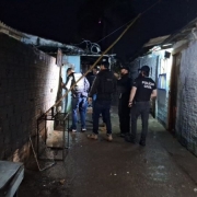 Quatro agentes fardados vasculham quintal de casa na madrugada da quinta-feira. 17/7