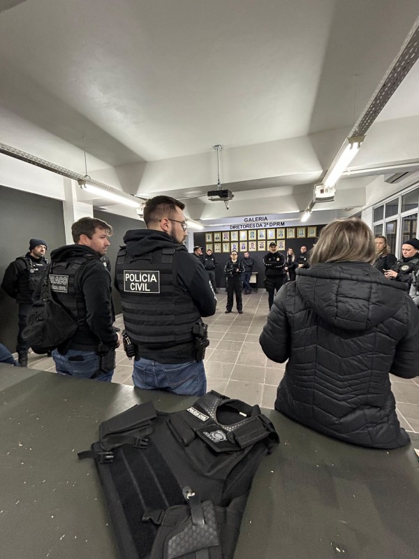 Agentes da Polícia Civil preparam o cumprimento de mandados