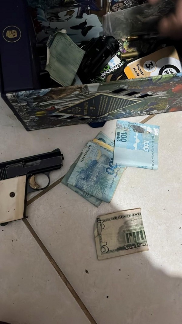 Arma de fogo apreendida, munições de diversos calibres e valores em espécie