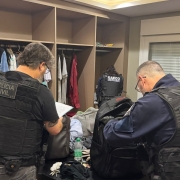 agentes coletam evidências e realizam aprrensões em um closet de residência