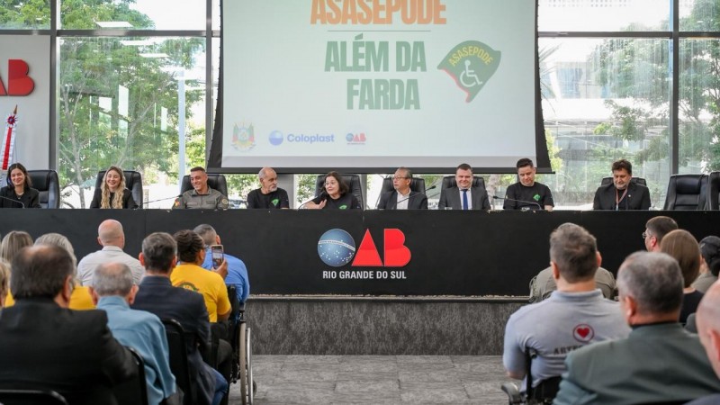Audit&oacute;rio da OAB-RS com os participantes e mesa formada por autoridades