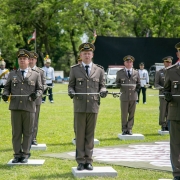 A imagem mostra os novos tenentes segurando espadas durante a cerim&ocirc;nia de juramento