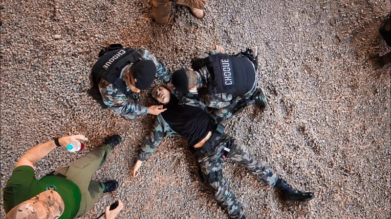 A imagem mostra uma simula&ccedil;&atilde;o de atendimento de emerg&ecirc;ncia do Curso de Atendimento Pr&eacute;-Hospitalar em Combate (APH-C) 