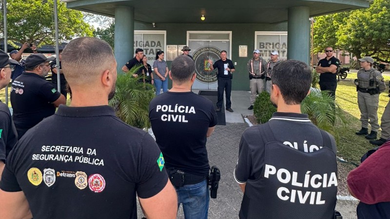 A imagem mostra servidores das for&ccedil;as de seguran&ccedil;a do Estado em frente a um posto da Brigada Militar, na cidade de Imb&eacute;, durante a Opera&ccedil;&atilde;o Desmanche