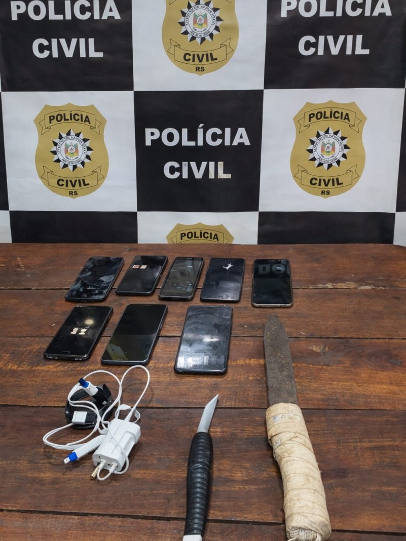 Na imagem, armas brancas apreendidas