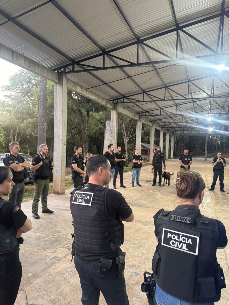 Na imagem, policiais se re&uacute;nem antes da opera&ccedil;&atilde;o