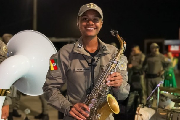 Na imagem, a soldado militar PM Amanda com o seu sax