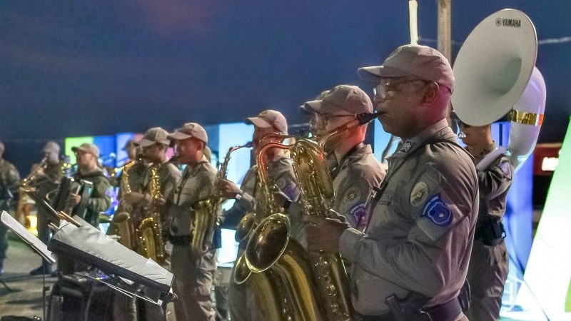 Na imagem, a banda se apresentando no litoral
