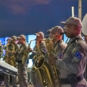 Na imagem, a banda se apresentando no litoral