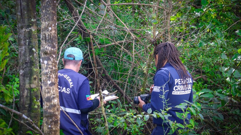 A foto mostra a equipe da ambiental trabalhando em campo