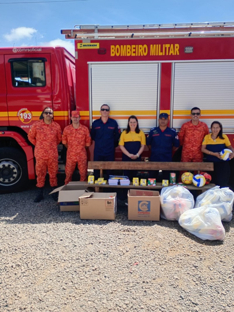 Na imagem, bombeiros entregam materiais