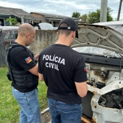 A imagem mostra dois servidores da Pol&iacute;cia Civil verificando um ve&iacute;culo durante a Opera&ccedil;&atilde;o Desmanche