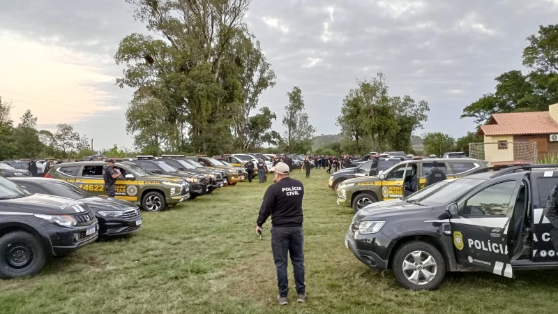 Na imagem, policiais se preparam para a opera&ccedil;&atilde;o