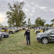 Na imagem, policiais se preparam para a opera&ccedil;&atilde;o