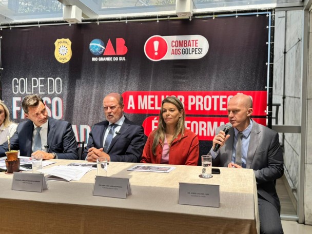 quatro pessoas, três homens e uma mulher