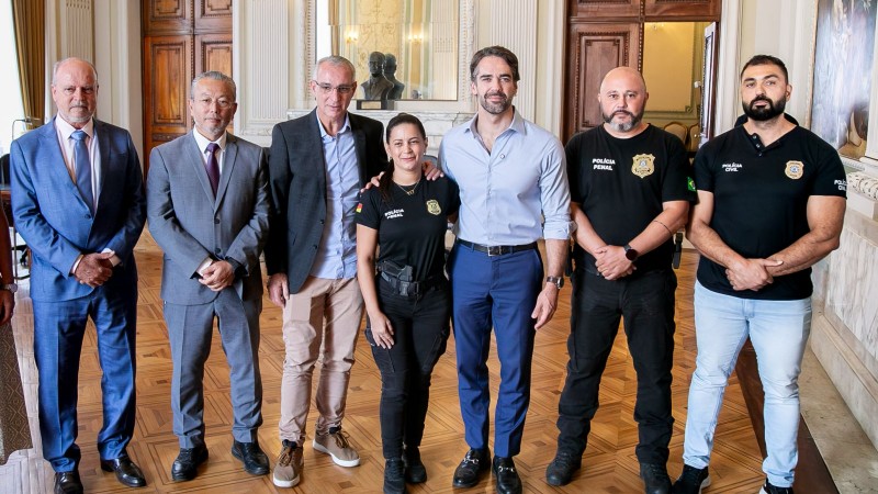 Bravura foi reconhecida por Leite a c&uacute;pula da seguran&ccedil;a p&uacute;blica nesta quarta-feira (4/3). O governador Eduardo Leite, o secret&aacute;rio da Seguran&ccedil;a P&uacute;blica, Mario Ikeda, o secret&aacute;rio de Sistemas Penal e Socioeducativo, Jorge Pozzobom, e o superintendente da Pol&iacute;cia Penal, Sergio Dalcol, com os policiais penais Everton Muniz e Grasiele Shmaltz Pol&iacute;cia Civil Guilherme Moraes Machado