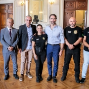 Bravura foi reconhecida por Leite a c&uacute;pula da seguran&ccedil;a p&uacute;blica nesta quarta-feira (4/3). O governador Eduardo Leite, o secret&aacute;rio da Seguran&ccedil;a P&uacute;blica, Mario Ikeda, o secret&aacute;rio de Sistemas Penal e Socioeducativo, Jorge Pozzobom, e o superintendente da Pol&iacute;cia Penal, Sergio Dalcol, com os policiais penais Everton Muniz e Grasiele Shmaltz Pol&iacute;cia Civil Guilherme Moraes Machado