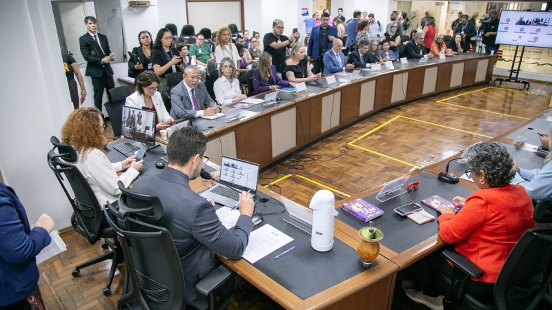 Na imagem, panor&acirc;mica da mesa da Audi&ecirc;ncia P&uacute;blica, destacando as autoridades presentes