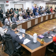 Na imagem, panor&acirc;mica da mesa da Audi&ecirc;ncia P&uacute;blica, destacando as autoridades presentes