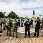 A imagem mostra servidores das for&ccedil;as de seguran&ccedil;a do Estado reunidos pr&oacute;ximo a est&aacute;tua da La&ccedil;ador, em Porto Alegre, durante o briefing da 100&ordf; Opera&ccedil;&atilde;o Fios e Cabos