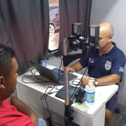 A foto mostra o atendimento das carteiras de identidade