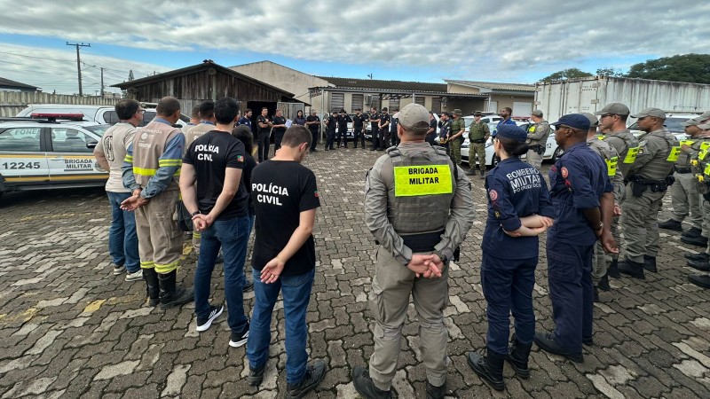 A imagem mostra servidores das for&ccedil;as de seguran&ccedil;a do Estado reunidos em um ambiente aberto, durante o briefing da 190&ordf; Opera&ccedil;&atilde;o Desmanche