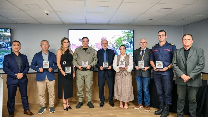 A imagem mostra autoridades civis e militares da Seguran&ccedil;a P&uacute;blica do Rio Grande do Sul durante o evento dos 10 anos da Opera&ccedil;&atilde;o Desmanche 