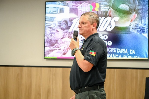 A imagem mostra o coordenador da Operação Desmanche discursando durante o evento de 10 anos 