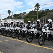 Na imagem, motos da Brigada militar, no estacionamento, pilotadas por brigadianos
