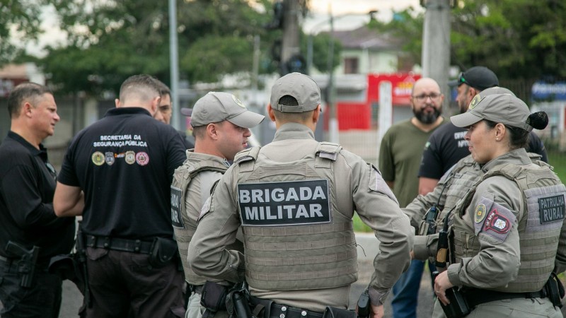 A imagem mostra servidores das for&ccedil;as de seguran&ccedil;a durante a Opera&ccedil;&atilde;o Fios e Cabos