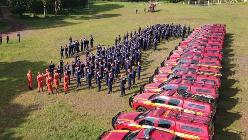 Na imagem, efetivo, camionetas e helic&oacute;ptero no treinamento