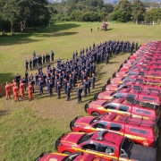 Na imagem, efetivo, camionetas e helic&oacute;ptero no treinamento