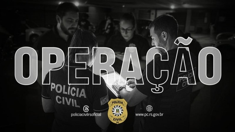A imagem mostra um grupo de agentes da Pol&iacute;cia Civil do Rio Grande do Sul, vestidos com uniformes identificados pela inscri&ccedil;&atilde;o &ldquo;POL&Iacute;CIA CIVIL&rdquo;, reunidos em torno de documentos ou de um dispositivo eletr&ocirc;nico, em um ambiente pouco iluminado que lembra um estacionamento ou &aacute;rea operacional. O clima &eacute; de seriedade e coordena&ccedil;&atilde;o, refor&ccedil;ado pelo grande t&iacute;tulo &ldquo;OPERA&Ccedil;&Atilde;O&rdquo; em destaque na parte superior, indicando tratar-se de uma a&ccedil;&atilde;o oficial. Na parte inferior, aparecem os logotipos e refer&ecirc;ncias institucionais da corpora&ccedil;&atilde;o, como &ldquo;POL&Iacute;CIA CIVIL RS&rdquo; e o endere&ccedil;o oficial do site, transmitindo a ideia de uma comunica&ccedil;&atilde;o institucional sobre uma opera&ccedil;&atilde;o policial em andamento.