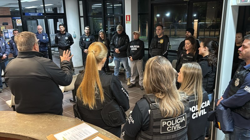 Na imagem, policiais se preparam para a opera&ccedil;&atilde;o