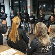 Na imagem, policiais se preparam para a opera&ccedil;&atilde;o