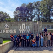 Na imagem, foto dos participantes do curso em frente a pr&eacute;dio da UFRGS