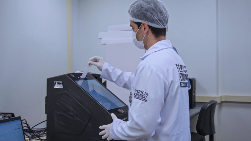 A foto mostra a utiliza&ccedil;&atilde;o do equipamento RapidHIT ID