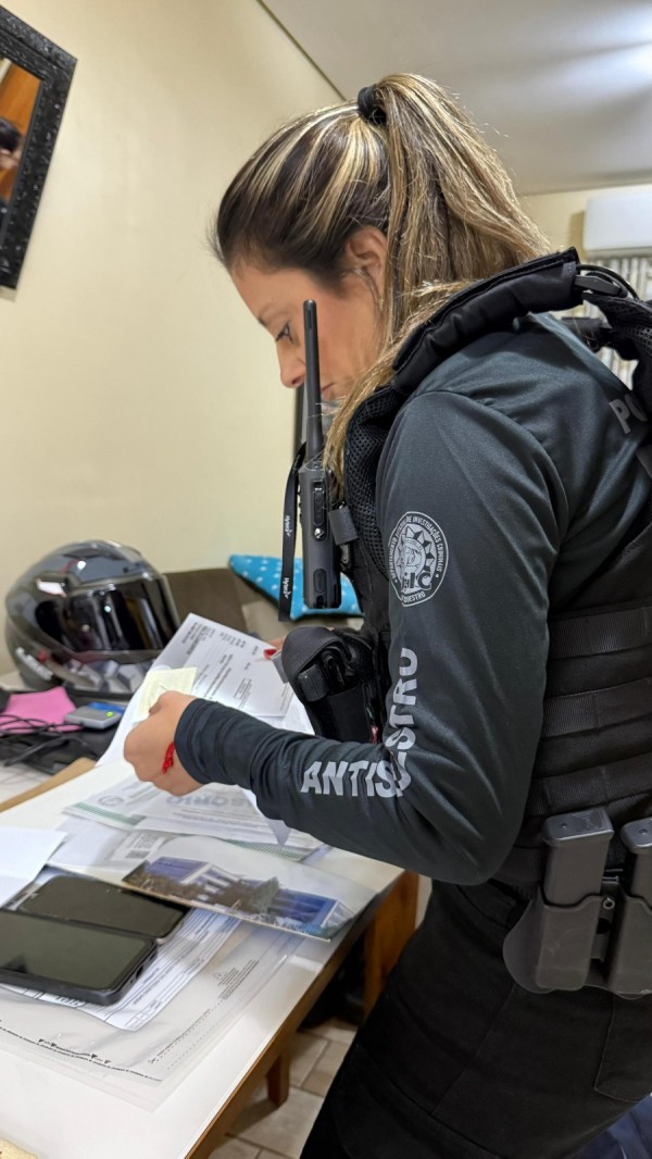 Na imagem, policial em operação