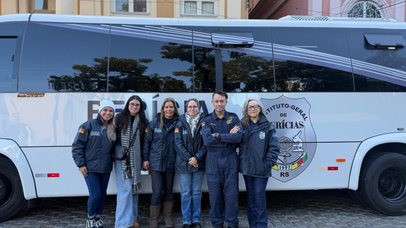 Na imagem, funcion&aacute;rios do IGP junto &agrave; unidade m&oacute;vel do IGP