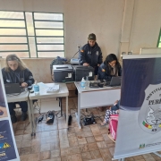 Na imagem, servidores do IGP confeccionando carteiras de identidade