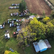 A imagem a&eacute;rea mostra sucatas automotivas em uma &aacute;rea aberta