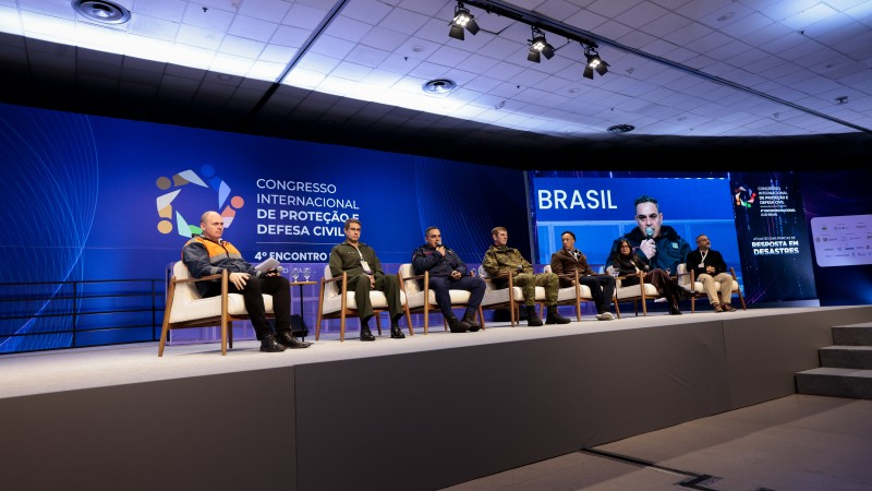Na imagem os participantes do painel