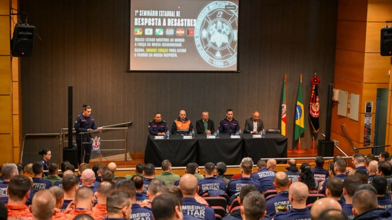 Na imagem, mesa de abertura e audi&ecirc;ncia do evento