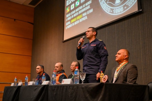 Na imagem coronel Mattei em sua fala na abertura