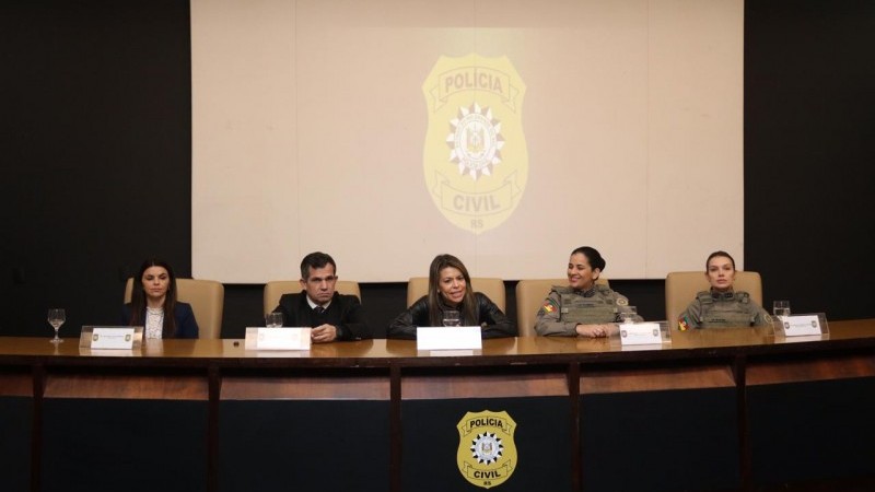 Na imagem, a mesa os participantes da coletiva de imprensa