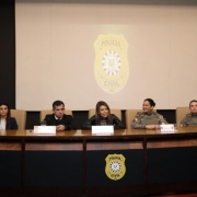 Na imagem, a mesa os participantes da coletiva de imprensa