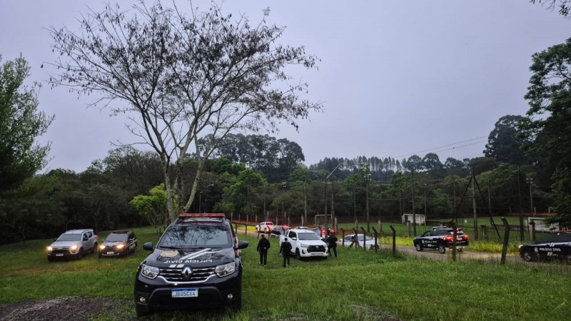 Na imagem, ve&iacute;culos da pol&iacute;cia na opera&ccedil;&atilde;o