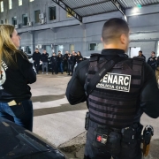 Policiais se preparam para uma opera&ccedil;&atilde;o